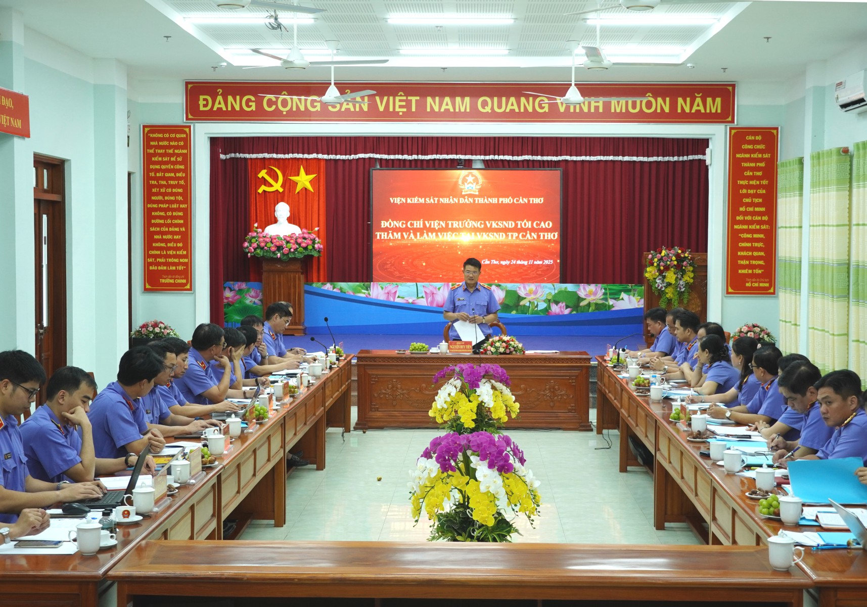 Viện trưởng VKSND tối cao Nguyễn Huy Tiến thăm và làm việc tại VKSND thành phố Cần Thơ