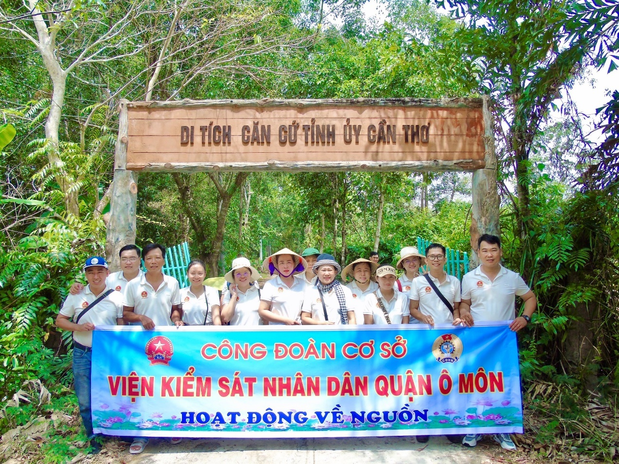 Công đoàn VKSND quận Ô Môn tổ chức về nguồn tại Di tích căn cứ Tỉnh ủy Cần Thơ