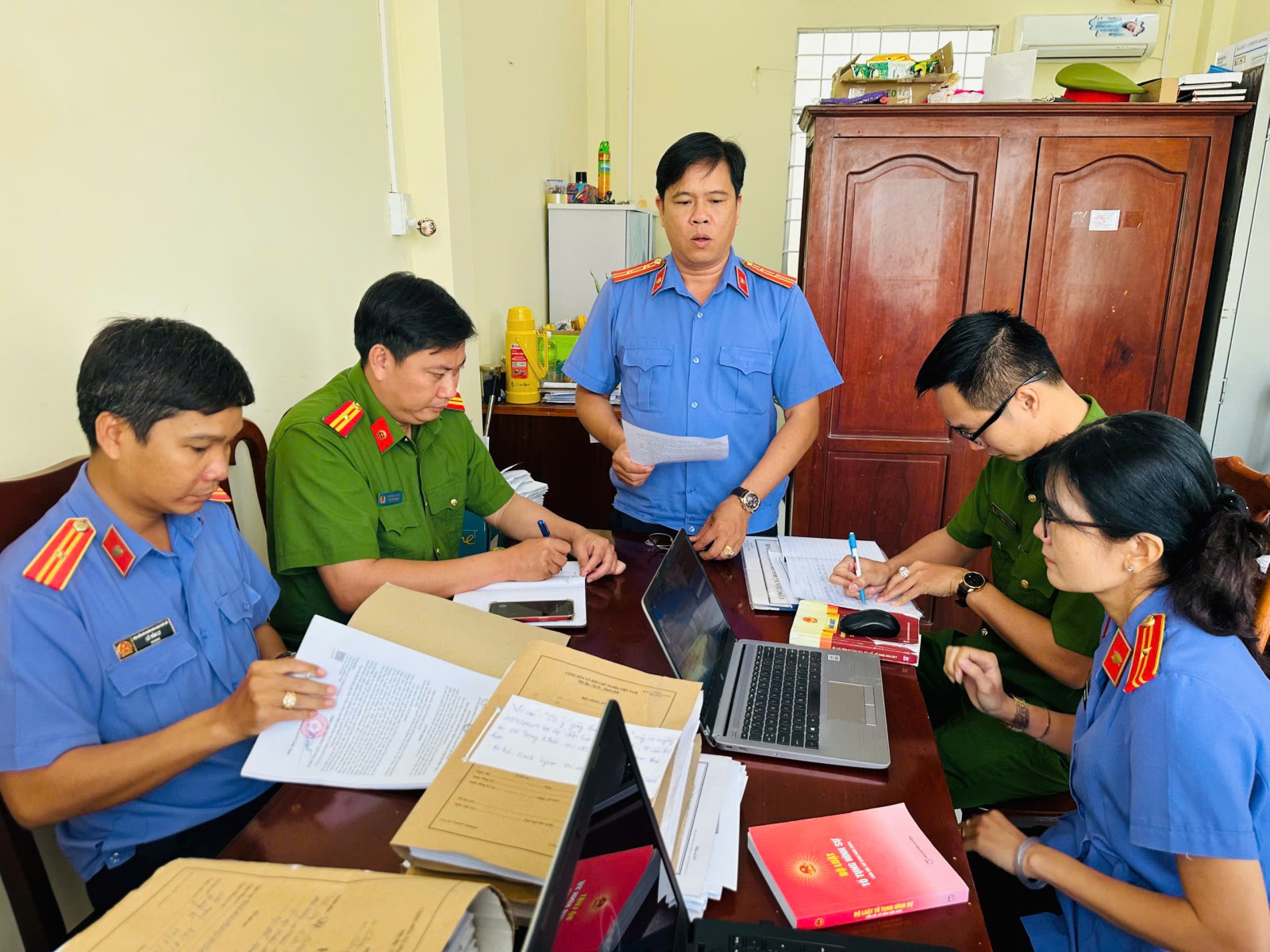 VKSND Khu vực 4 - Cần Thơ trực tiếp kiểm sát công tác tiếp nhận, giải quyết tố giác, tin báo về tội phạm tại Công an xã Vĩnh Trinh