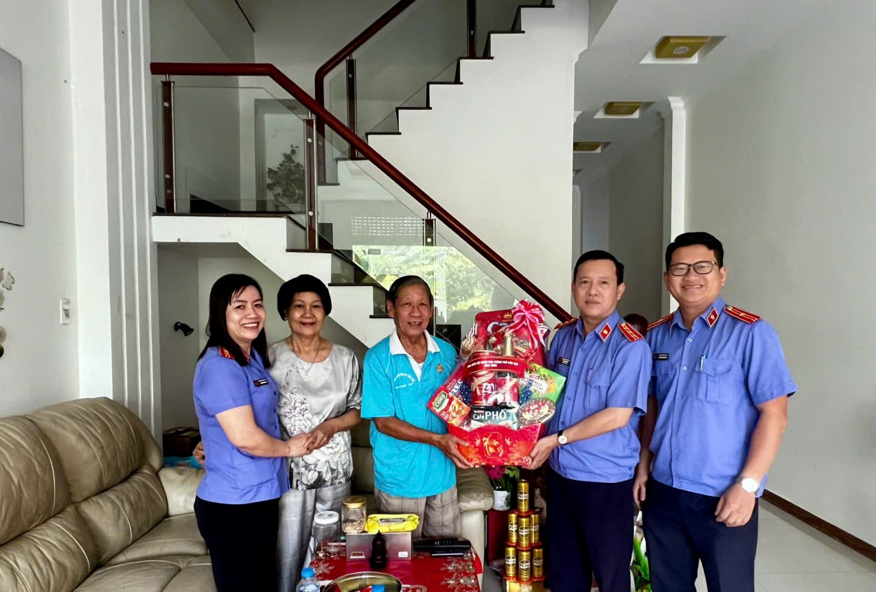 Phòng kiểm sát thi hành án dân sự thăm, chúc Tết các đồng chí nguyên lãnh đạo qua các thời kỳ