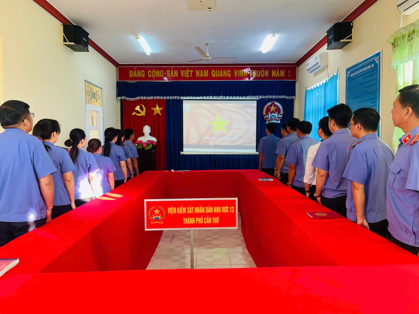 VKSND Khu vực 13 - Cần Thơ tổ chức chào cờ đầu tháng và tuyên truyền kết quả Đại hội Đại biểu toàn quốc lần thứ XIV của Đảng