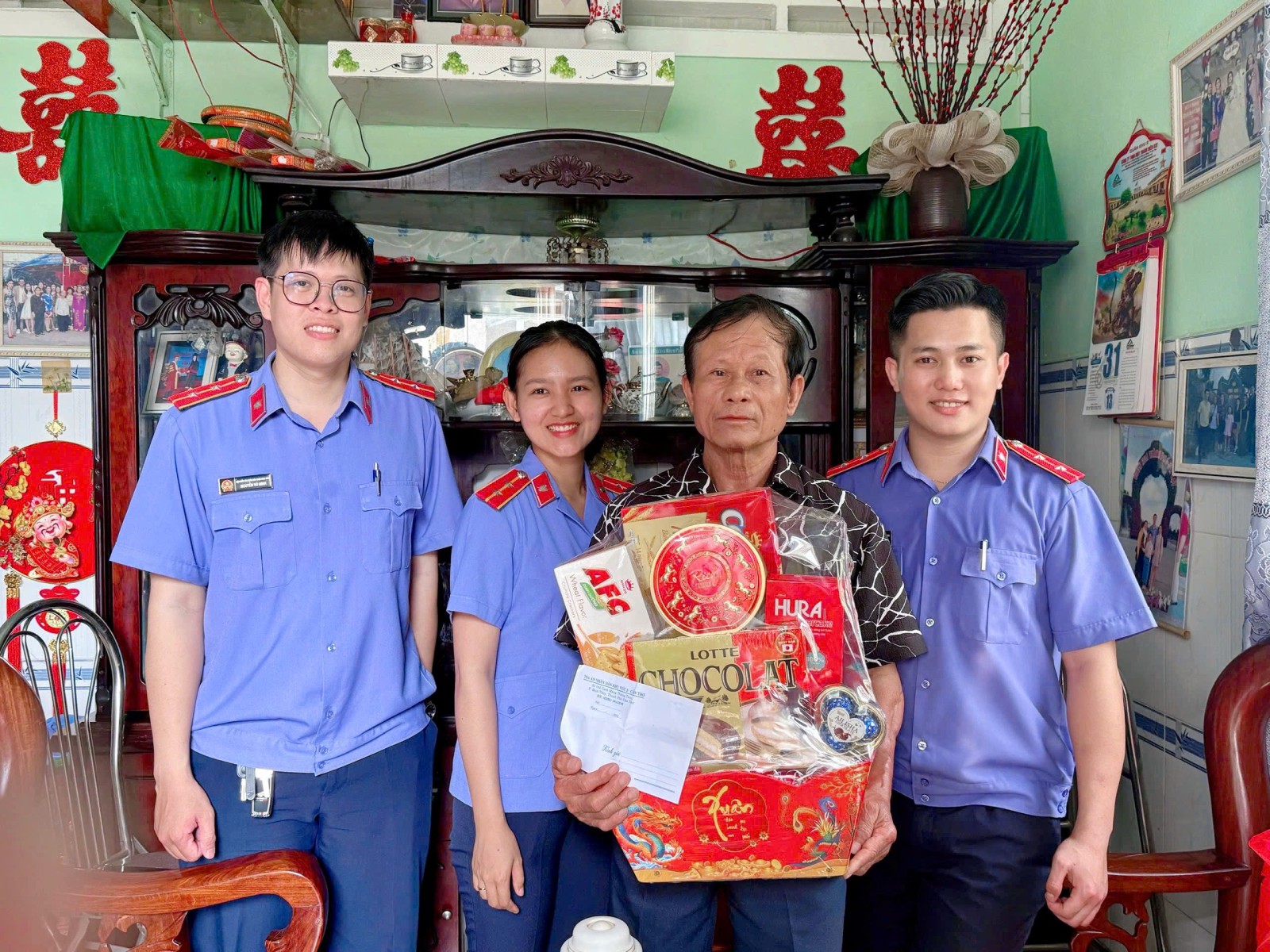 Chi đoàn VKSND Khu vực 1, 2 - Cần Thơ phối hợp thăm, tặng quà thương binh nhân dịp tết Nguyên đán 2026