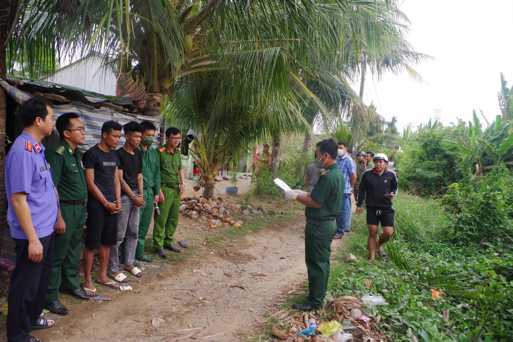  VKSND Khu vực 8 - Cần Thơ phối hợp cùng Đồn Biên phòng Lai Hoà khám nghiệm hiện trường tàng trữ trái phép chất ma tuý