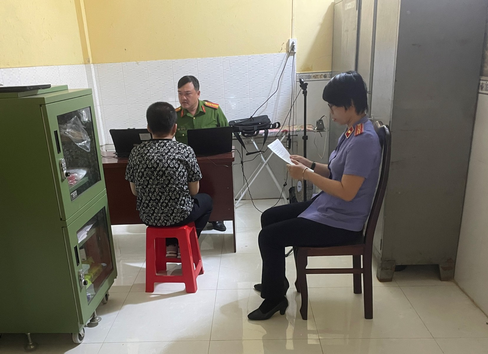 VKSND Khu vực 8 kiểm sát khám nghiệm hiện trường vụ trộm cắp tài sản và vàng giá trị cao