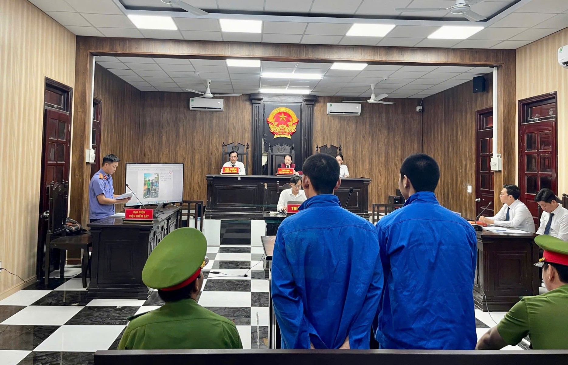 VKSND Khu vực 8 - Cần Thơ tăng cường công bố, trình chiếu chứng cứ số hóa tại phiên tòa xét xử rút kinh nghiệm