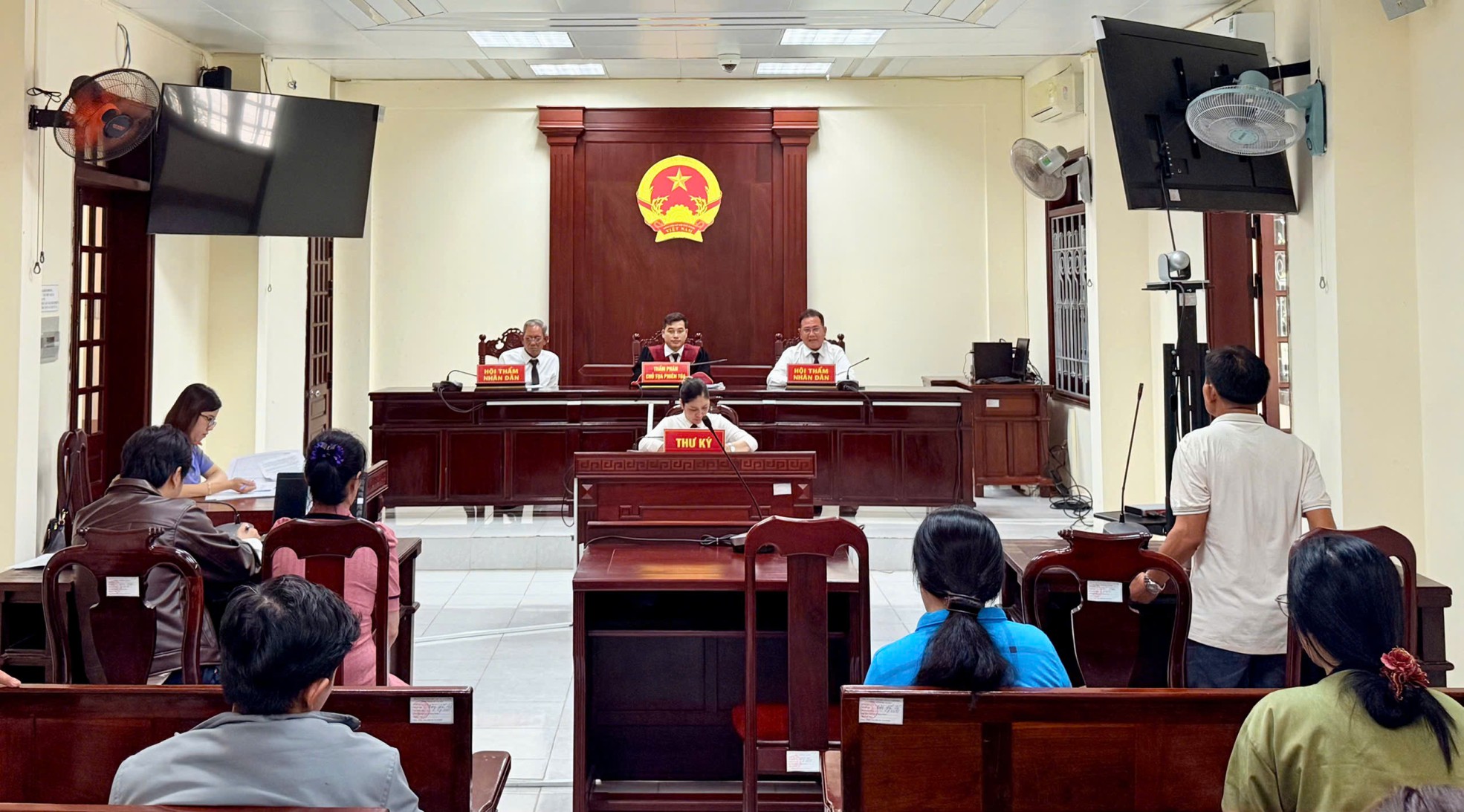 VKSND Khu vực 11 - Cần Thơ phối hợp với TAND cùng khu vực tổ chức phiên toà rút kinh nghiệm vụ án hôn nhân và gia đình