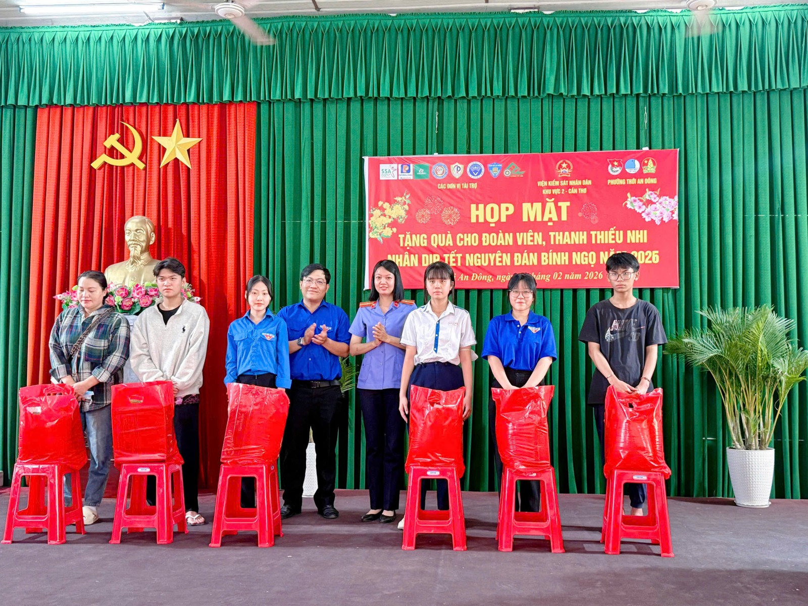 VKSND Khu vực 2 - Cần Thơ phối hợp Đoàn phường Thới An Đông trao quà cho bà con, thanh thiếu niên có hoàn cảnh khó khăn nhân dịp tết Bính Ngọ