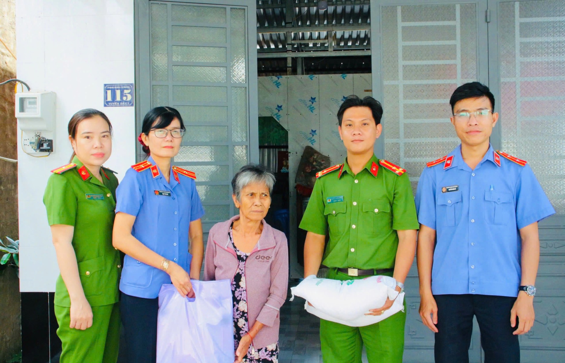 VKSND Khu vực 4 - Cần Thơ chung tay chăm lo tết Bính Ngọ 2025 cho bà con có hoàn cảnh khó khăn tại xã Đông Hiệp và Cờ Đỏ