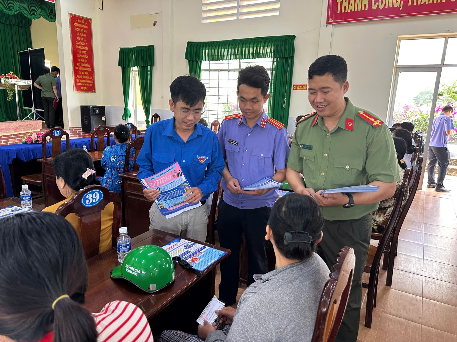 VKSND Khu vực 8:  Phối hợp tuyên truyền, phổ biến pháp luật về phòng, chống tội phạm ma tuý - Tặng quà Tết tại xã Hoà Tú, thành phố Cần Thơ