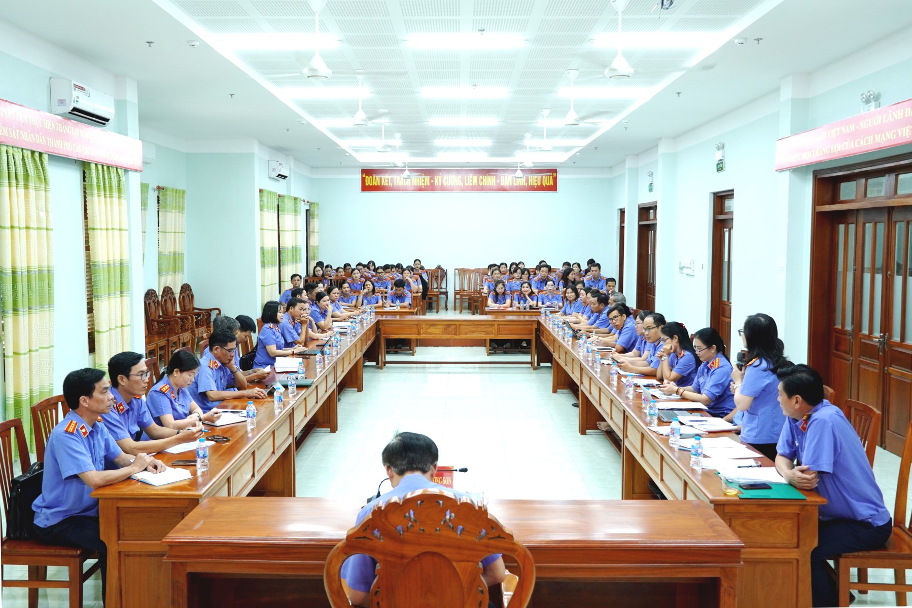 Tọa đàm  “Trao đổi các vấn đề về giải quyết án hành chính, lao động và các việc khác theo quy định của pháp luật”