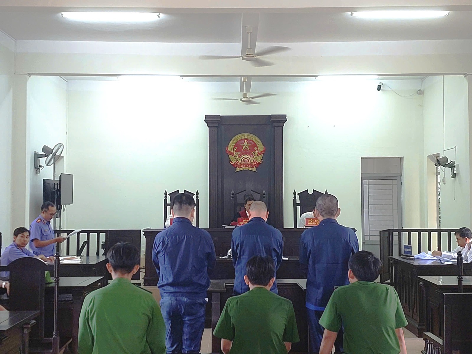 VKSND Khu vực 3 - Cần Thơ:  Đuổi đánh nhau tại quán ăn, các bị cáo phạm hai tội danh