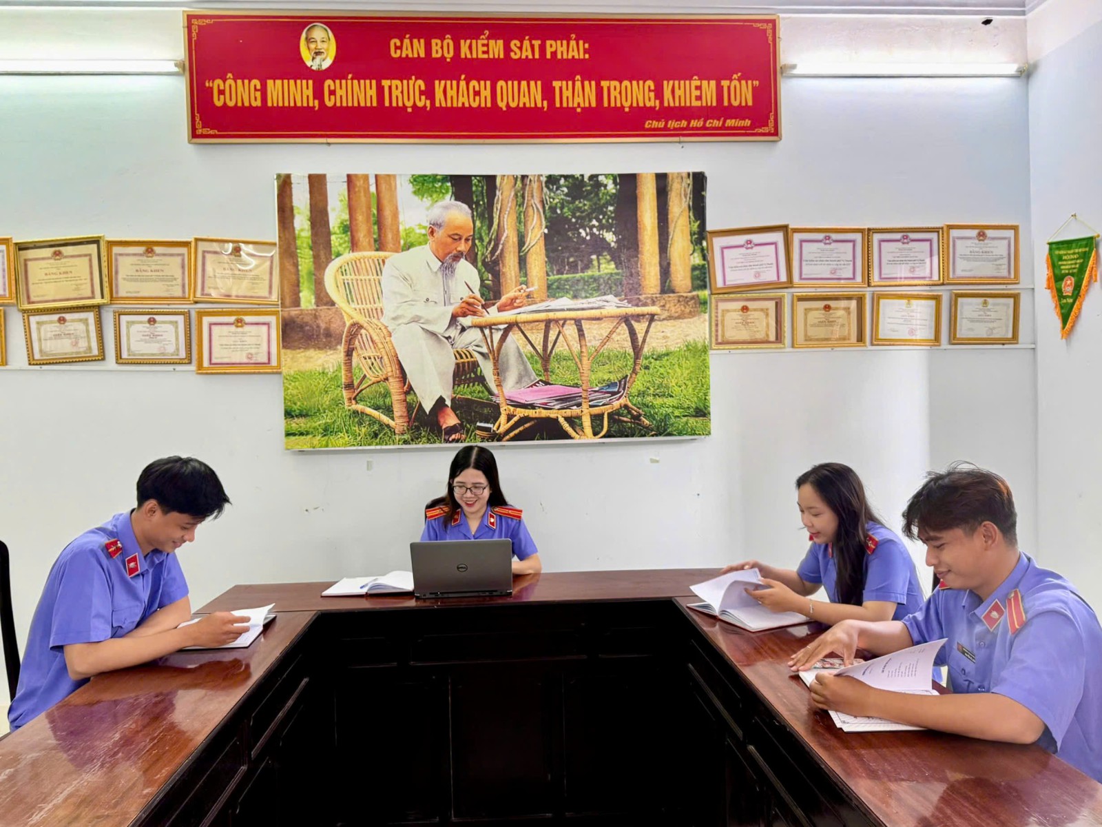 Chi đoàn VKSND Khu vực 11 - Cần Thơ tổ chức sinh hoạt chính trị thông tin nhanh kết quả Đại hội XIV của Đảng