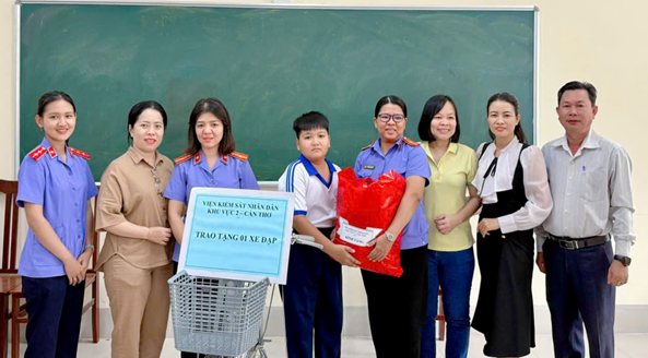 VKSND Khu vực 2 - Cần Thơ trao tặng xe đạp cho học sinh hiếu học tại Trường THCS Lương Thế Vinh