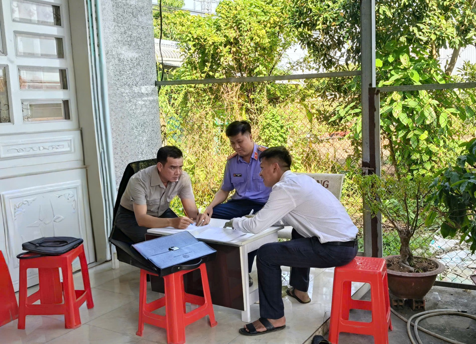 VKSND Khu vực 2 kiểm sát kê biên cho người được thi hành án tại phường Bình Thuỷ