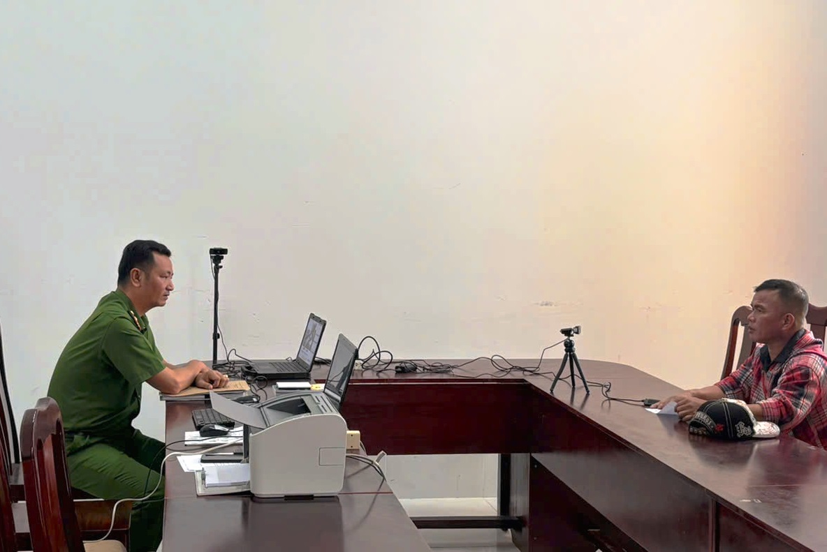 VKSND Khu vực 12 - Cần Thơ kiểm sát khám nghiệm hiện trường vụ chồng đốt xe ô tô vì giận vợ