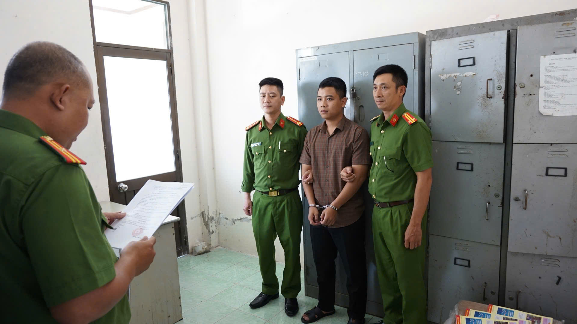 Phê chuẩn quyết định khởi tố bị can và Lệnh bắt bị can để tạm giam đối tượng trộm cắp tài sản của dì ruột