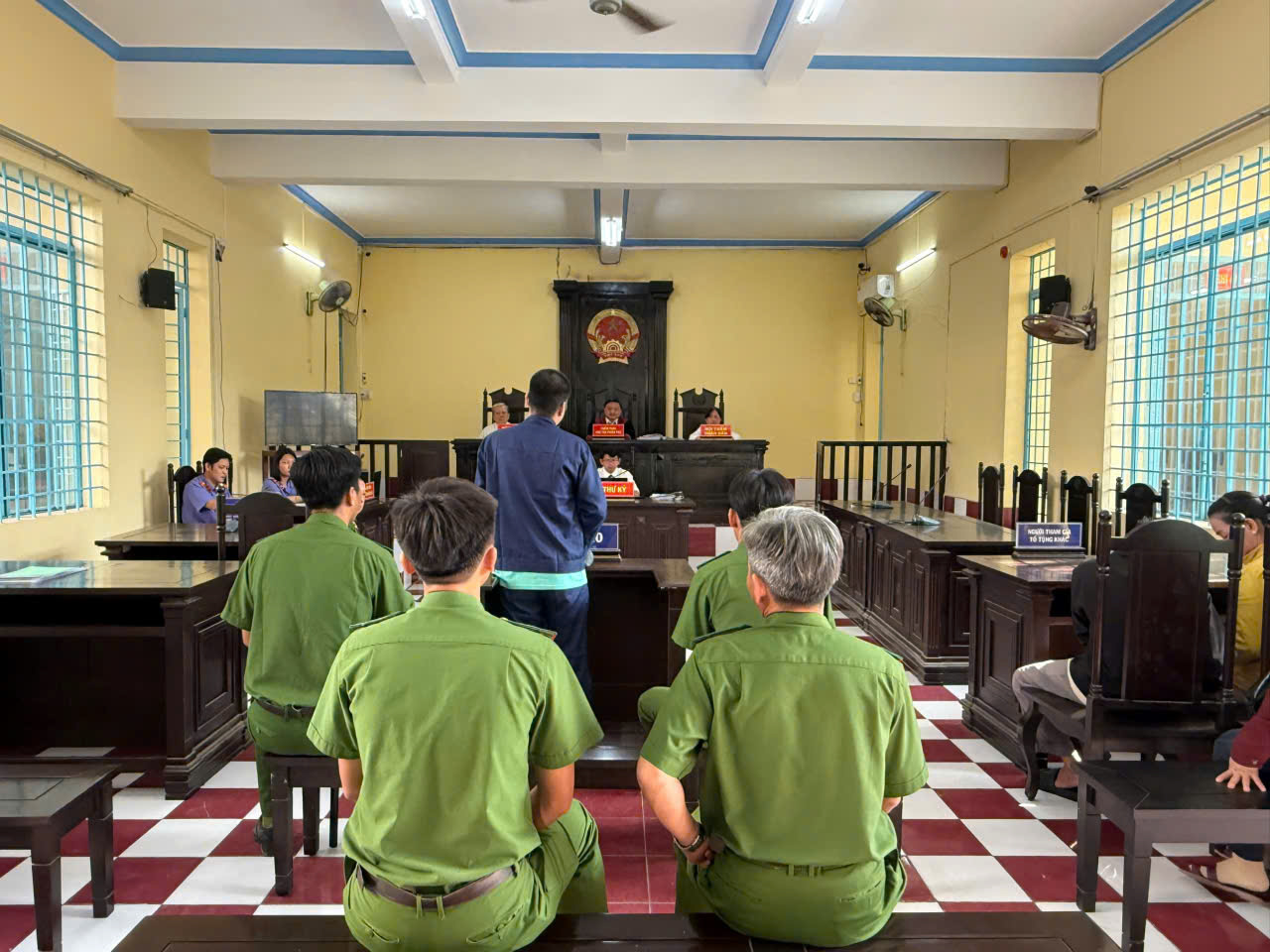 VKSND Khu vực 2 - Cần Thơ phối hợp với Tòa án nhân dân cùng khu vực mở phiên tòa xét xử rút kinh nghiệm bị cáo phạm cùng lúc ba tội danh