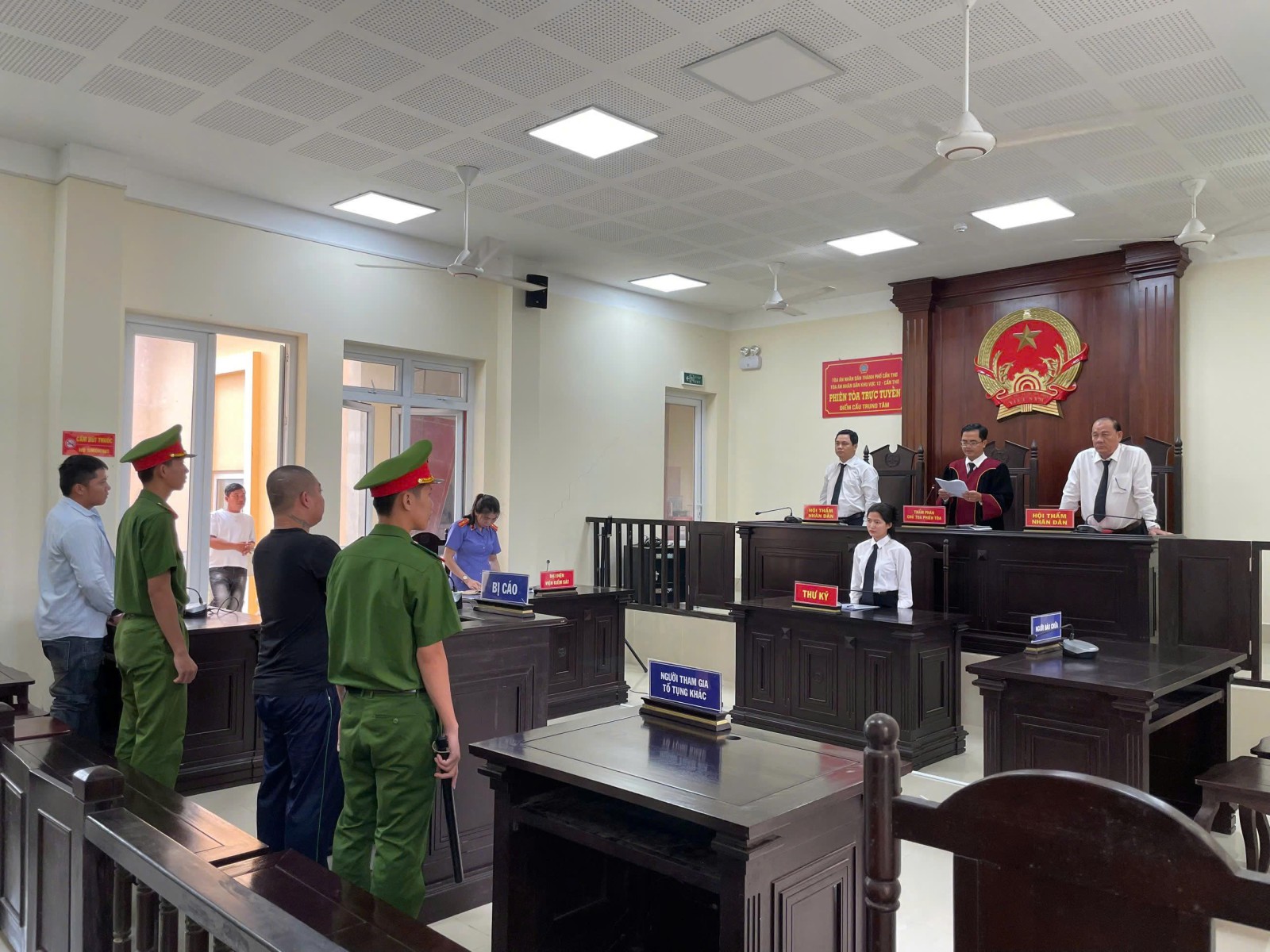 Hành vi côn đồ, lĩnh án hơn 03 năm tù 