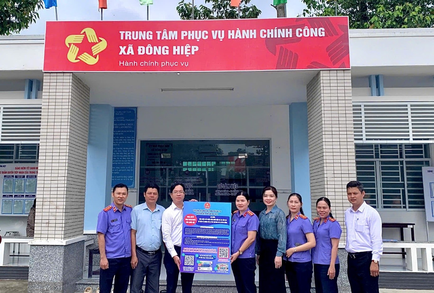 VKSND Khu vực 4- Cần Thơ phối hợp cùng 13 xã, phường lắp đặt bảng thông tin tiếp nhận phản ánh về khởi kiện công ích