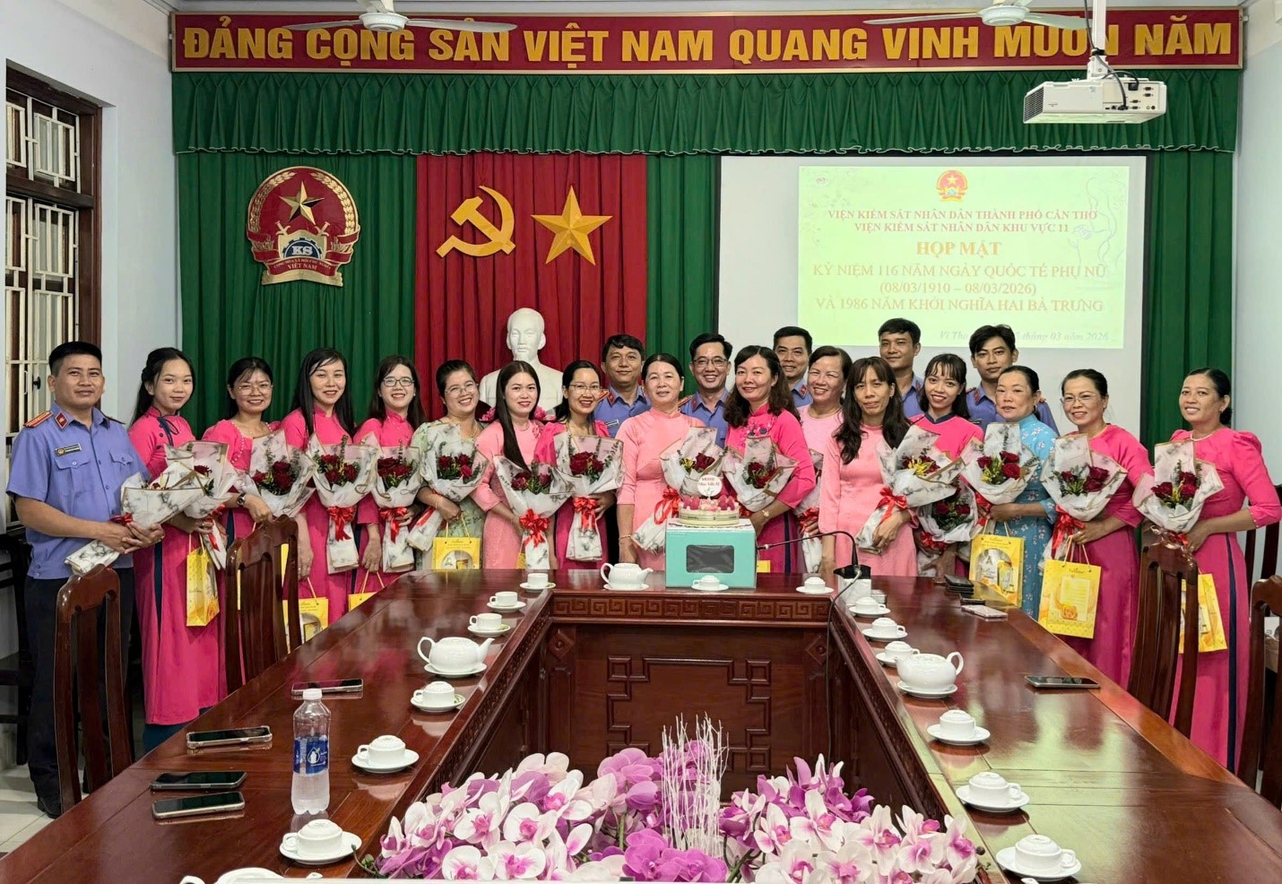 Nữ công chức, người lao động rạng rỡ với tà áo dài truyền thống ngày Quốc tế Phụ nữ 08/3