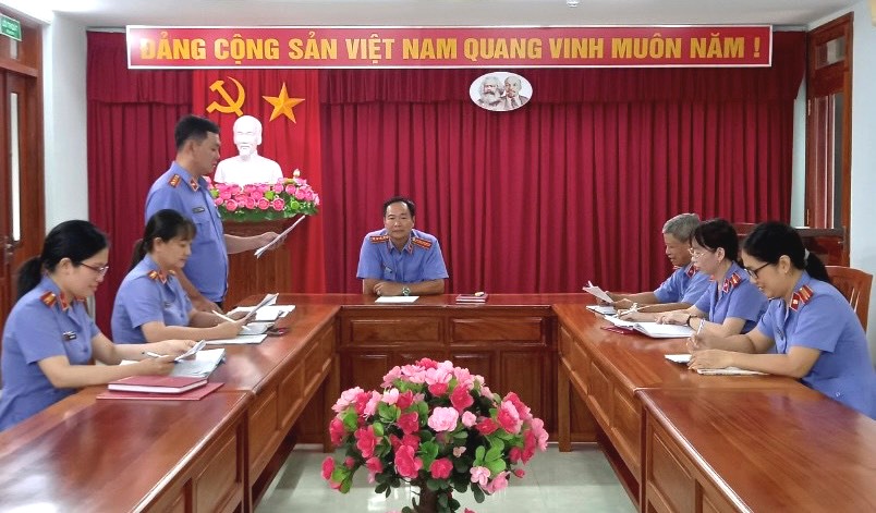 Chi bộ 5: Học và làm theo tư tưởng đạo đức, phong cách Hồ Chí Minh về “Tinh thần đoàn kết nhằm xây dựng chi bộ luôn đoàn kết, phấn đấu hoàn thành xuất sắc nhiệm vụ”.