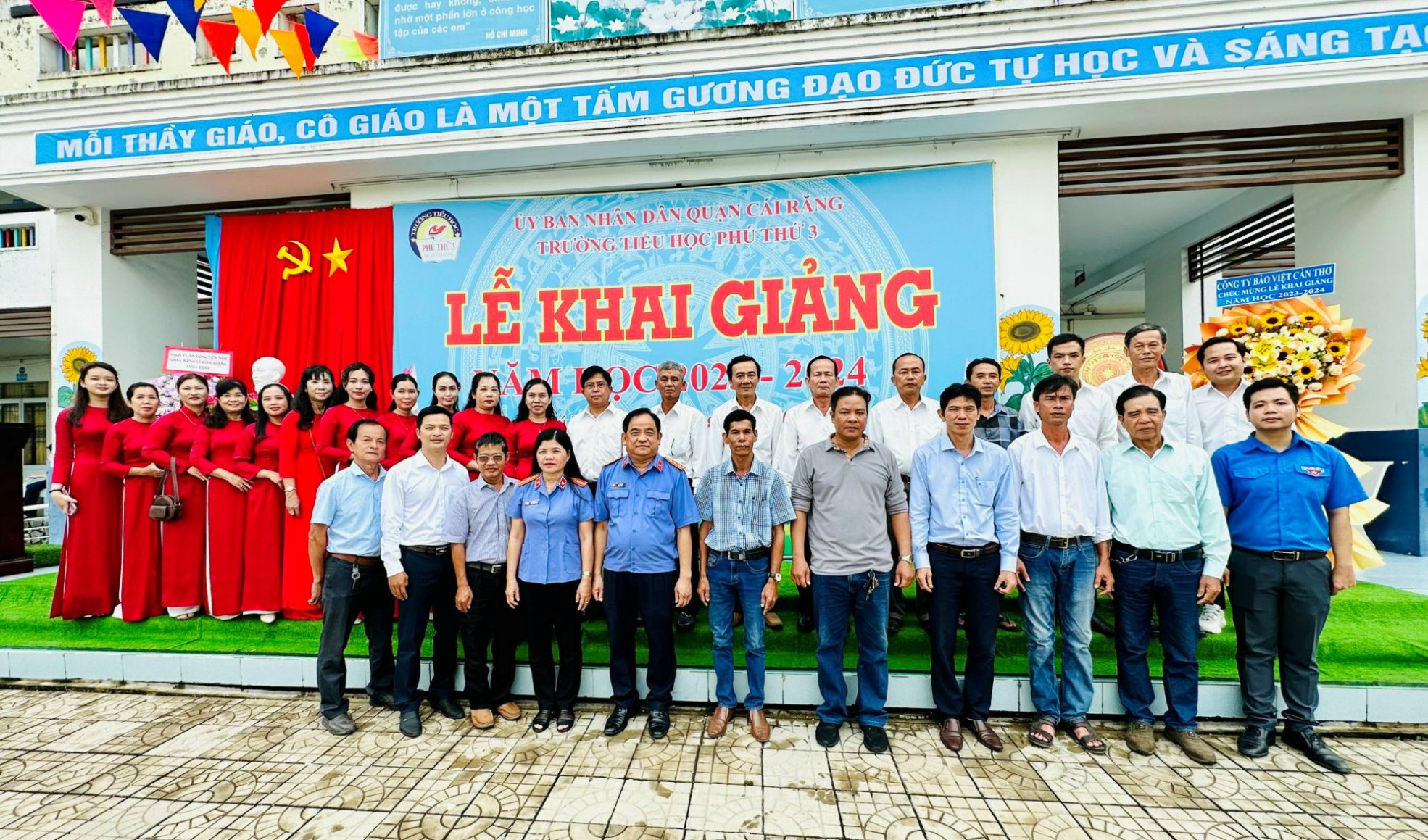 Đoàn thể VKSND thành phố Cần Thơ tặng quà cho các em học sinh nhân dịp khai giảng năm học mới