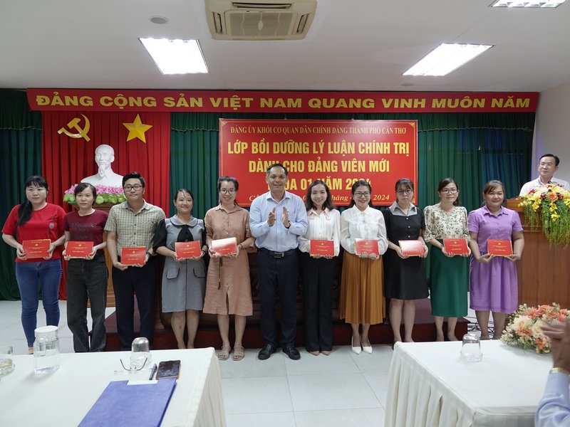 Ban Thường vụ Đảng ủy Khối cơ quan Dân Chính Đảng thành phố tổ chức Lễ bế giảng Lớp bồi dưỡng lý luận chính trị dành cho đảng viên mới khóa 01 năm 2024