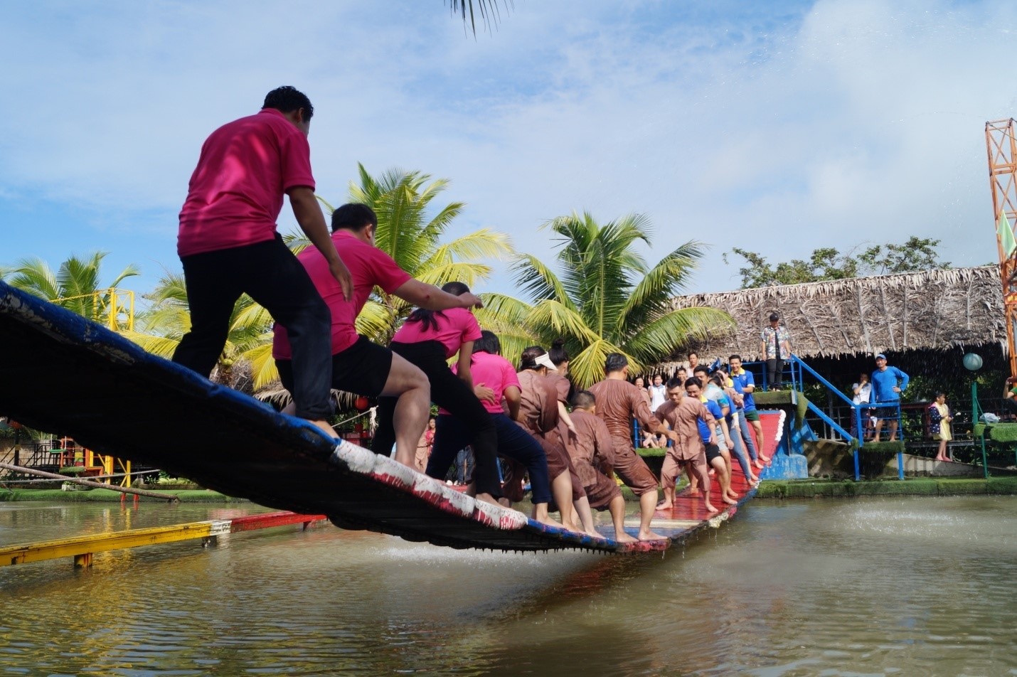 Các đội thi tham gia trò chơi Cầu nhún