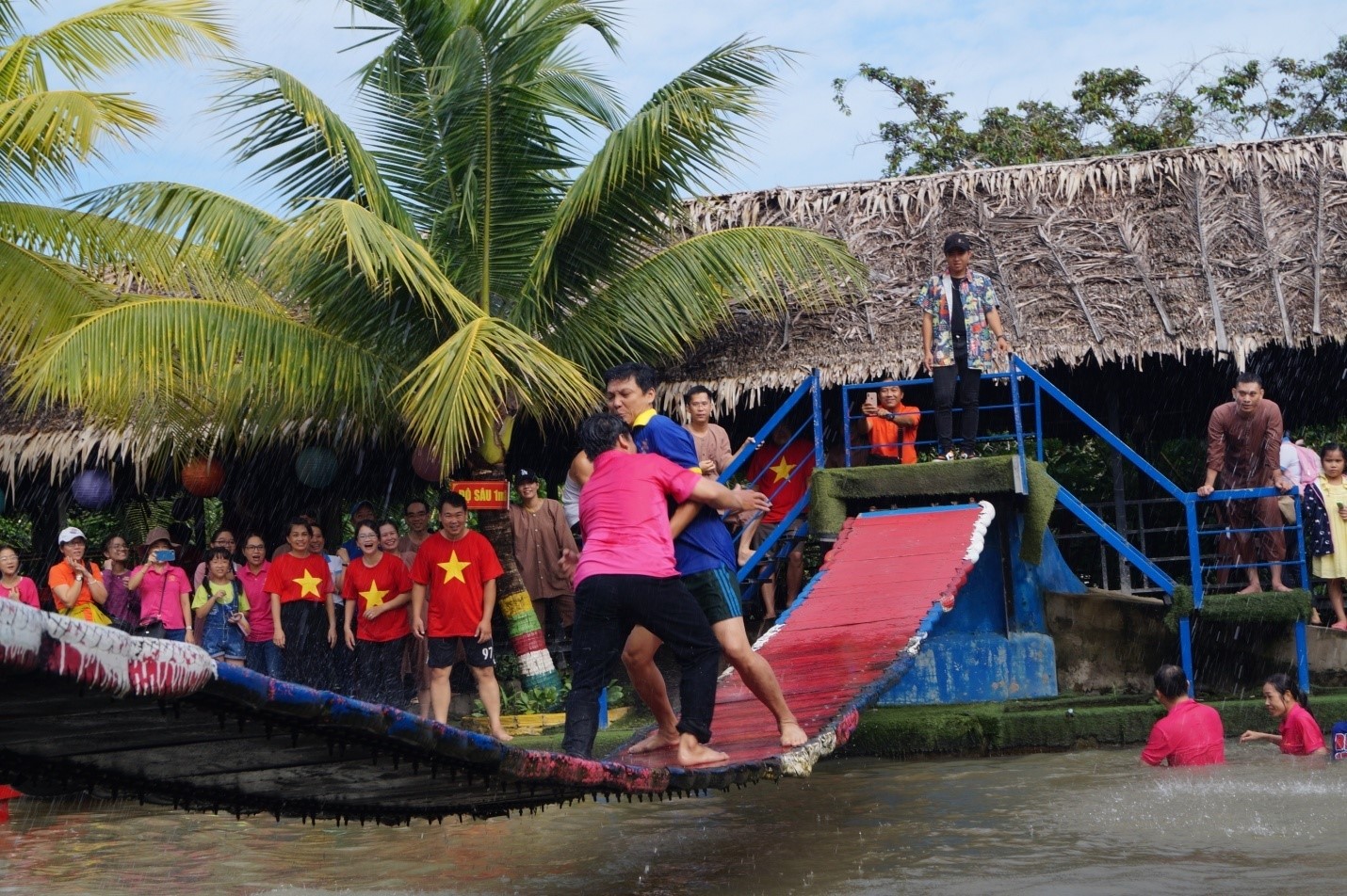 Pha tranh tài “quyết liệt” trò chơi  Cầu nhún được các cổ động viên cỗ vũ nhiệt tình