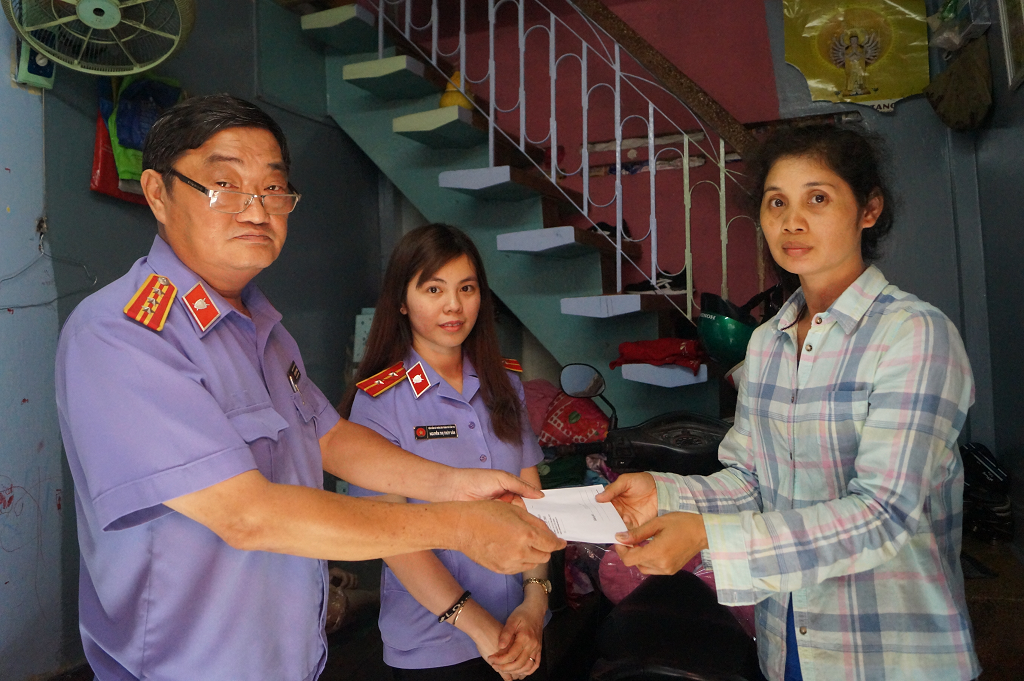 Viện kiểm sát nhân dân thành phố Cần Thơ hỗ trợ, giúp đỡ  người bị tai nạn giao thông có hoàn cảnh đặc biệt khó khăn