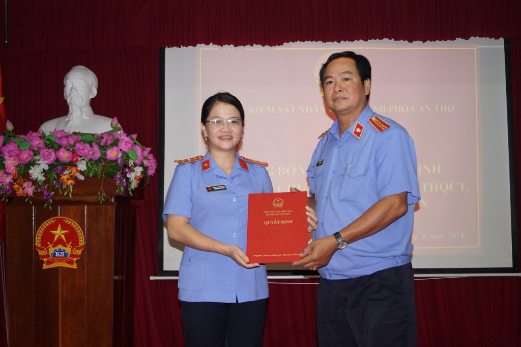 Viện kiểm sát thành phố Cần Thơ trao quyết định bổ nhiệm chức vụ Lãnh đạo quản lý cấp phòng