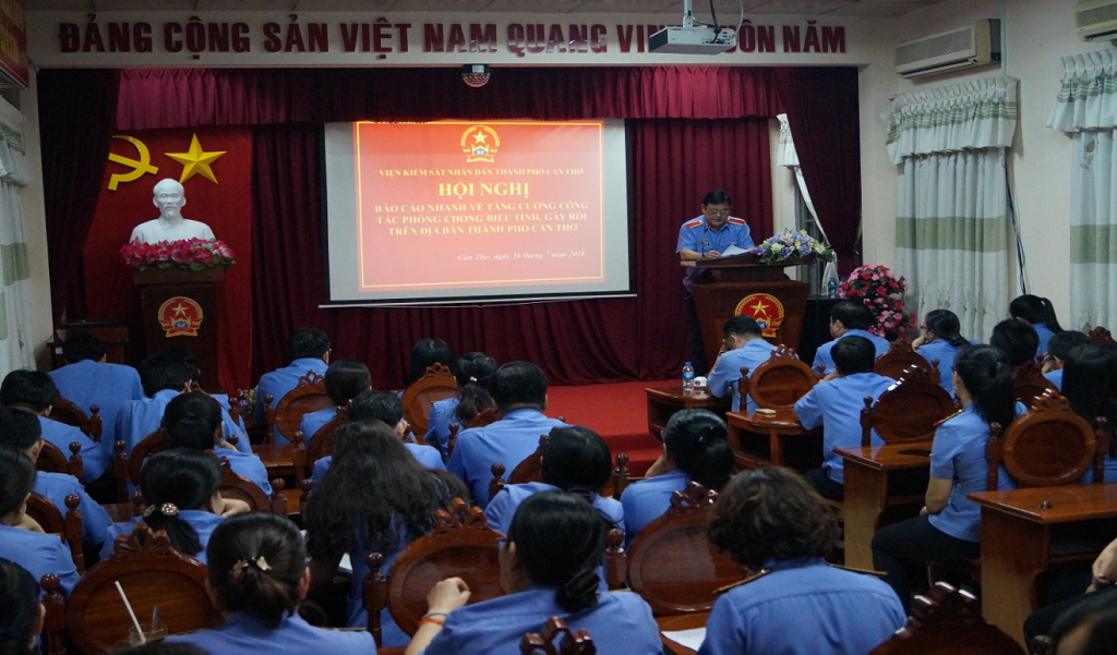 Cán bộ, công chức Viện kiểm sát nhân dân thành phố Cần Thơ phải luôn giữ vững lập trường, tư tưởng chính trị, kiên quyết đấu tranh chống lại âm mưu “diễn biến hòa bình”