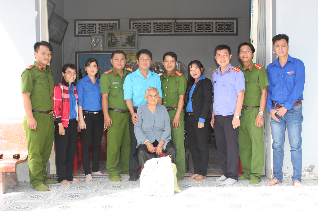 Thăm và tặng quà cho các bà mẹ Việt Nam anh hùng