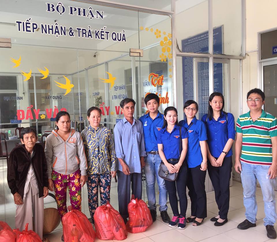 Chi đoàn Viện kiểm sát nhân dân thành phố Cần Thơ tổ chức về nguồn và tặng quà cho gia đình có hoàn cảnh khó khăn