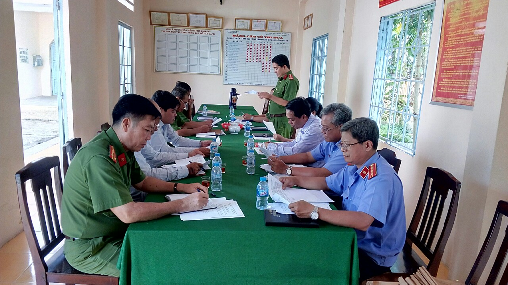 Trực tiếp kiểm sát toàn diện việc giữ, tạm giam và thi hành án phạt tù tại Nhà tạm giữ Công an huyện Thới Lai.