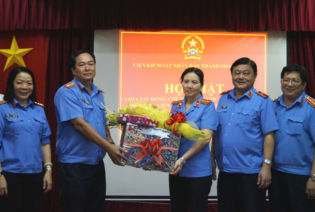 Họp mặt chia tay cán bộ nghỉ hưu theo quy định