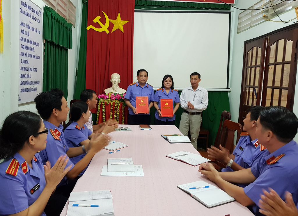 Công bố và trao quyết định chuẩn y kết quả bầu bổ sung Bí thư, Phó Bí thư Chi bộ