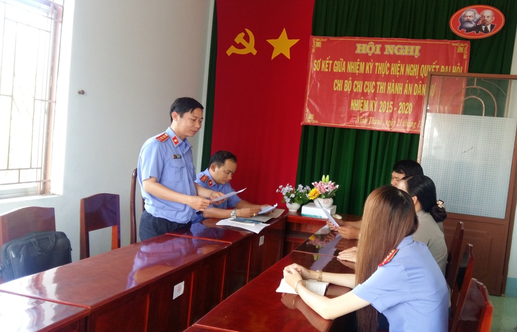 Viện kiểm sát nhân dân huyện Vĩnh Thạnh phúc tra việc thực hiện kiến nghị tại Chi cục Thi hành án dân sự.