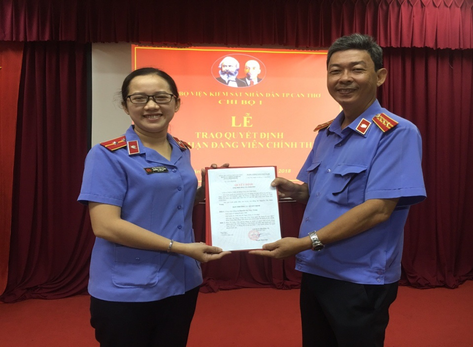 Trao Quyết định công nhận đảng viên chính thức tại Chi bộ 1