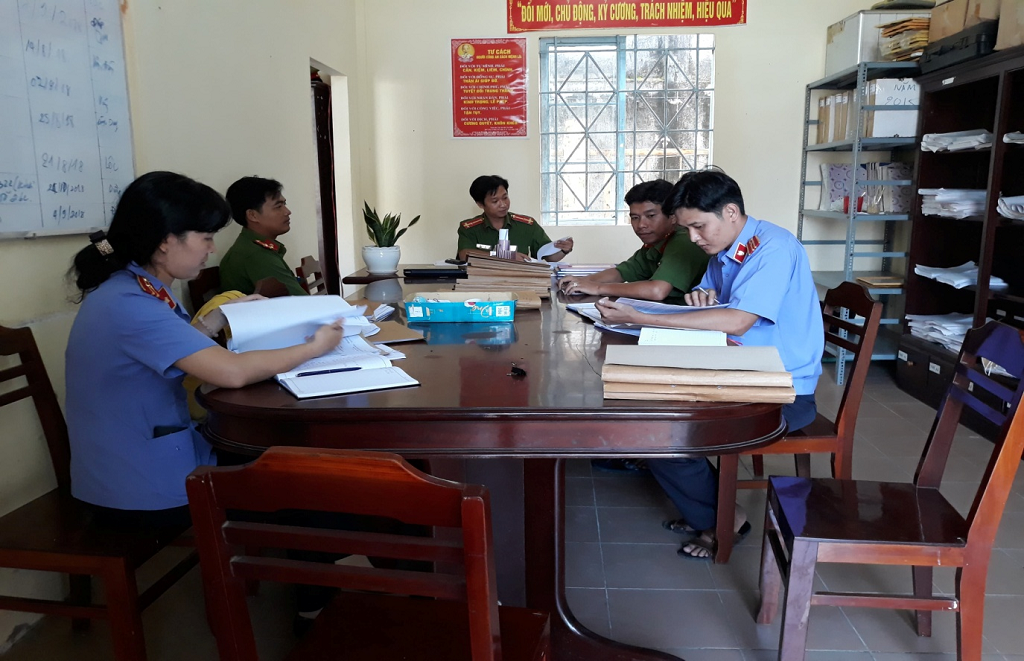 Huyện Vĩnh Thạnh:  Trực tiếp kiểm sát việc tiếp nhận tin báo, tố giác về tội phạm và kiến nghị khởi tố tại Cơ quan điều tra.