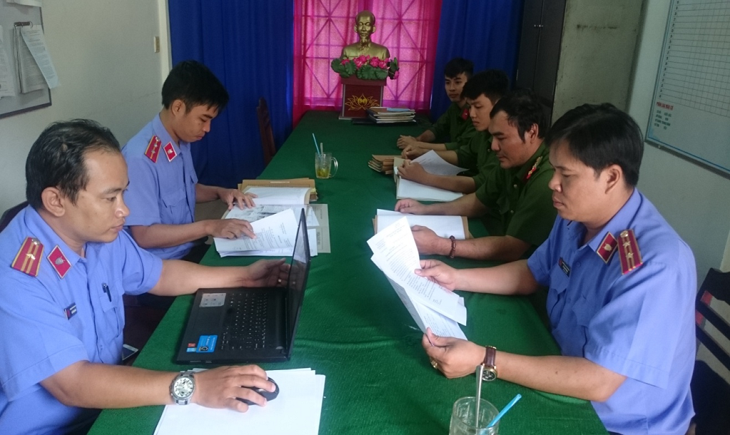 Trực tiếp kiểm sát tạm giữ, tạm giam và thi hành án phạt tù tại Nhà tạm giữ Công an huyện Vĩnh Thạnh