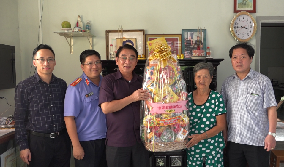 Lãnh đạo Viện kiểm sát nhân dân thành phố Cần Thơ thăm và chúc Tết gia đình đồng chí Nguyễn Thế Đồng.
