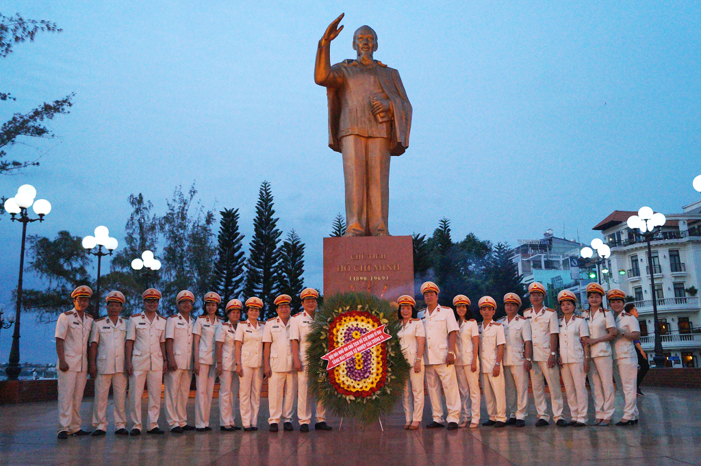 Viếng Nghĩa trang liệt sĩ và dâng hoa, dâng hương tại Tượng đài Bác Hồ