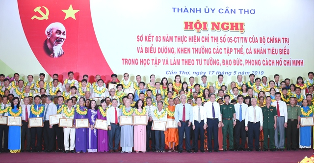 Đảng bộ Viện Viện kiểm sát nhân dân thành phố Cần Thơ nhận Bằng khen trong 03 năm thực hiện Chỉ thị 05-CT&#x002F;TW của Bộ Chính trị