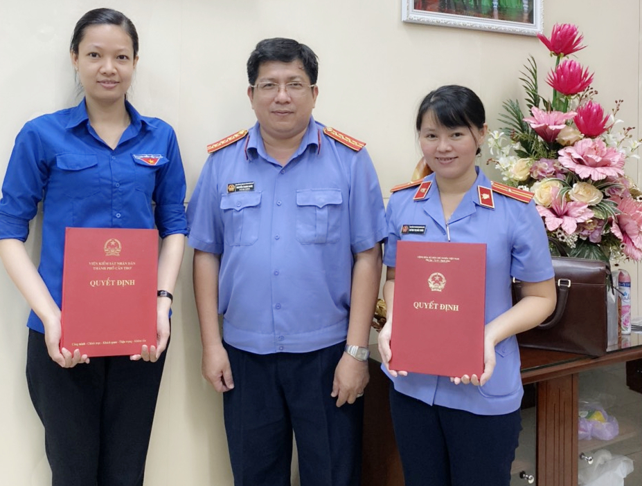 Viện kiểm sát thành phố Cần Thơ trao quyết định điều động công chức