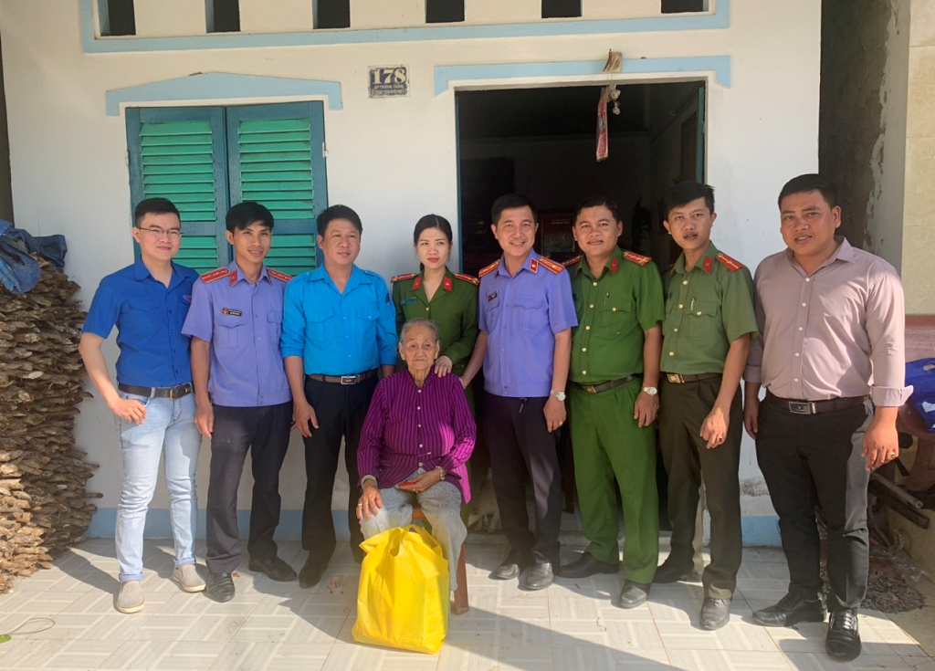 Thăm và tặng quà cho các bà mẹ Việt Nam anh hùng