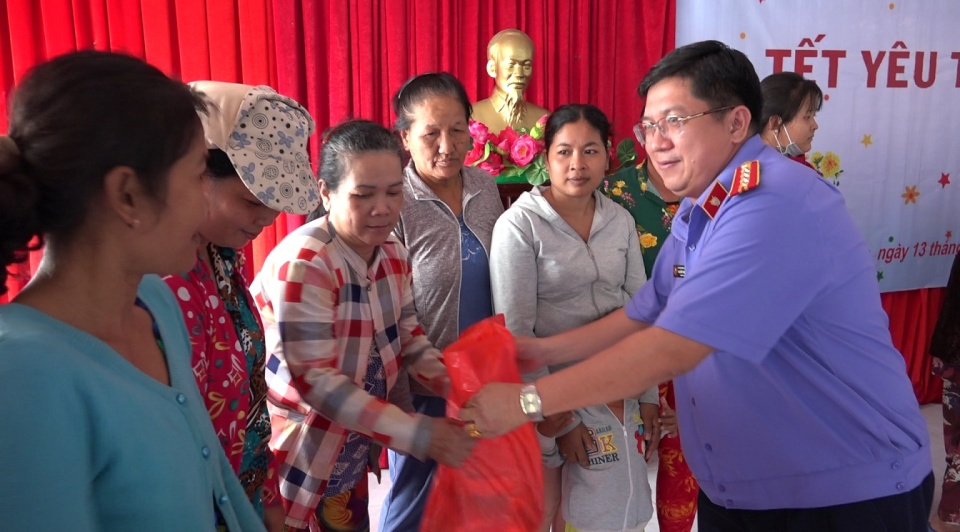 Viện kiểm sát nhân dân thành phố Cần Thơ tặng 100 phần quà Tết cho bà con nghèo ở nông thôn