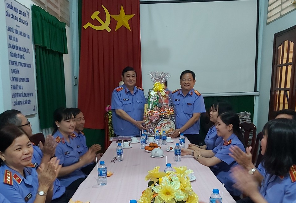 Viện trưởng VKSND thành phố Cần Thơ đến thăm và chúc Tết tại VKSND quận Cái Răng