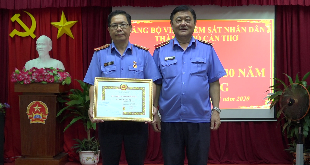 Lễ trao tặng Huy hiệu 30  năm tuổi Đảng