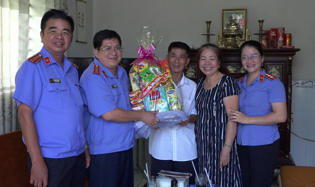 VKSND TP Cần Thơ: Thăm hỏi và tặng quà gia đình cán bộ hưu trí nhân dịp tết Nguyên đán